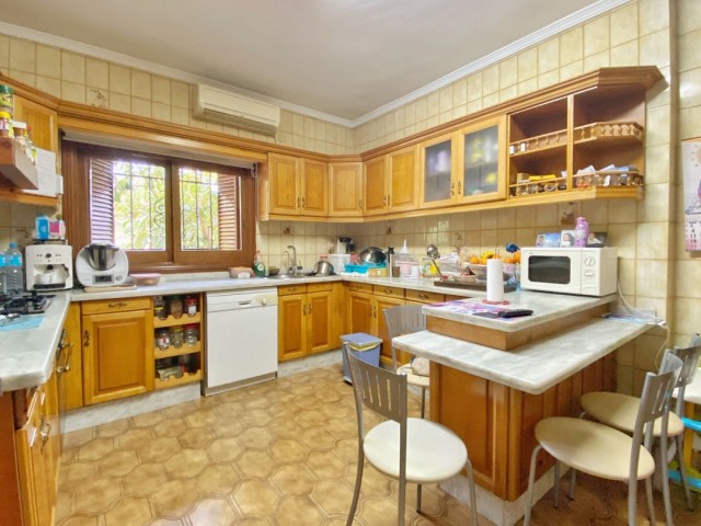 5 Bedrooms Villa in Marbella