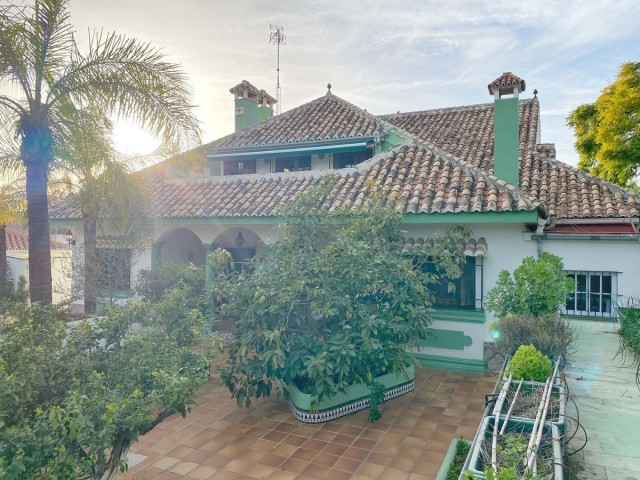 5 Bedrooms Villa in Marbella