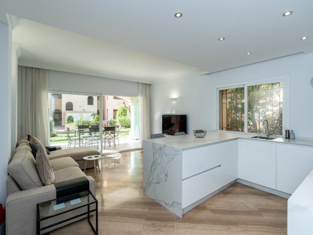 3 Bedrooms Apartment in Elviria