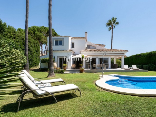 5 Bedrooms Villa in Nueva Andalucía