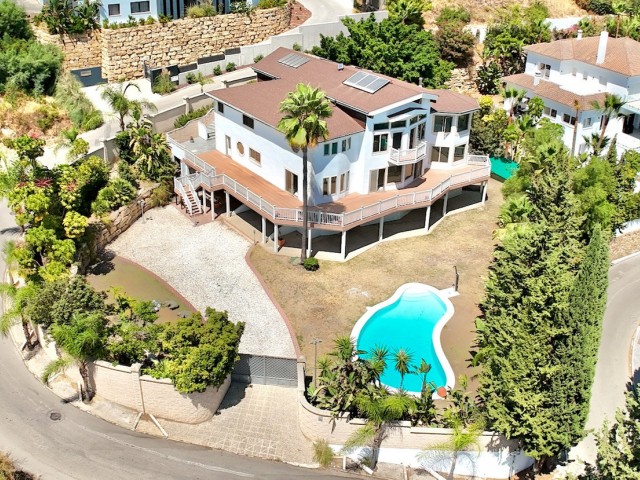 5 Bedrooms Villa in Benahavís