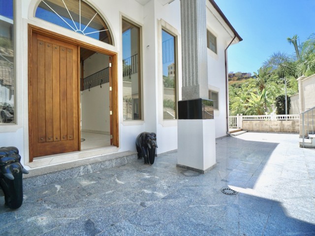 5 Bedrooms Villa in Benahavís