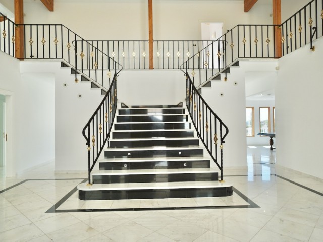 5 Bedrooms Villa in Benahavís