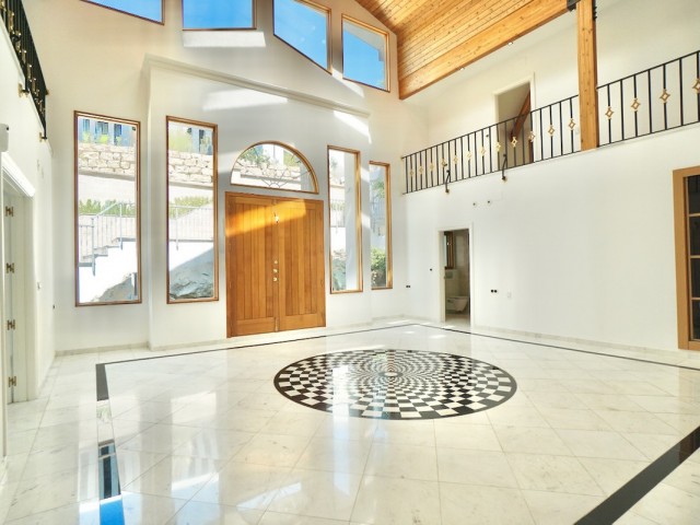 5 Bedrooms Villa in Benahavís