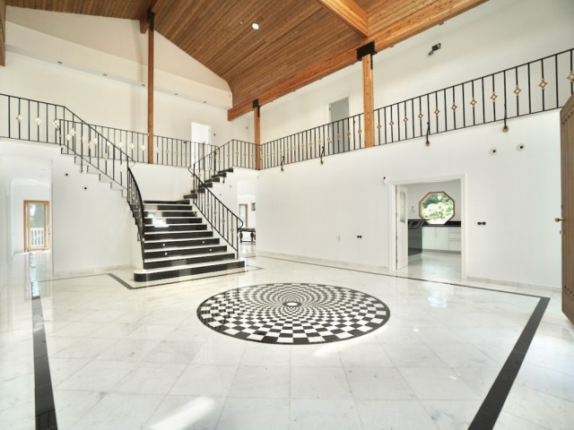 5 Bedrooms Villa in Benahavís