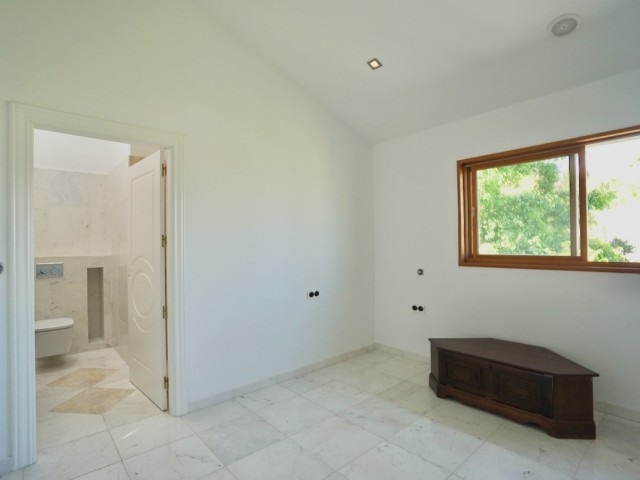 5 Bedrooms Villa in Benahavís