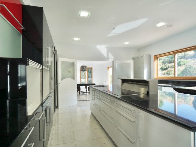 5 Bedrooms Villa in Benahavís