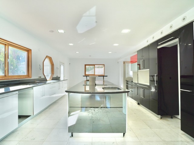 5 Bedrooms Villa in Benahavís
