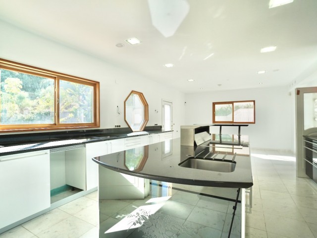 5 Bedrooms Villa in Benahavís