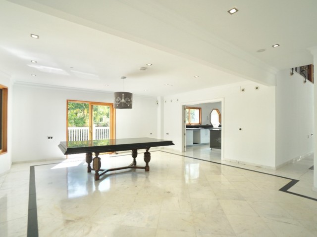 5 Bedrooms Villa in Benahavís