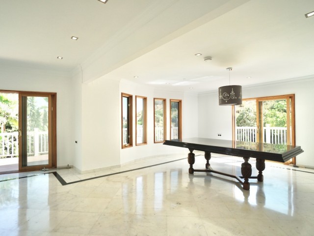 5 Bedrooms Villa in Benahavís