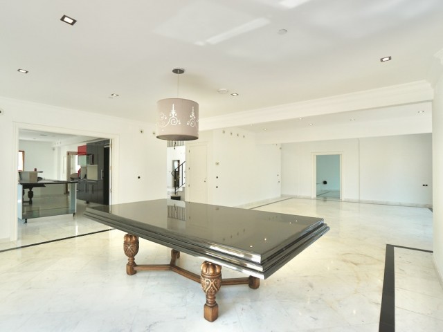 5 Bedrooms Villa in Benahavís