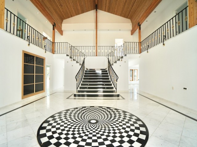 5 Soveroms Villa i Benahavís