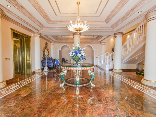 Villa avec 7 Chambres  à Benalmadena