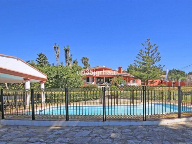Villa con 8 Dormitorios  en Estepona