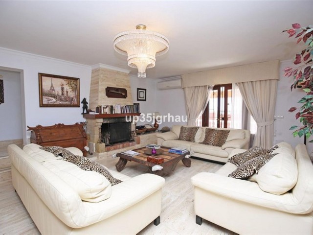 Villa con 8 Dormitorios  en Estepona