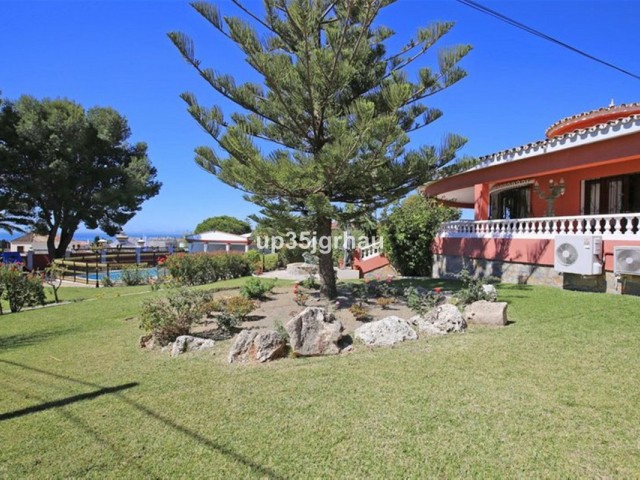 Villa con 8 Dormitorios  en Estepona