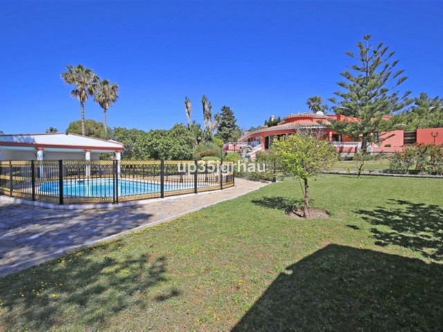 Villa con 8 Dormitorios  en Estepona