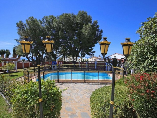 Villa con 8 Dormitorios  en Estepona