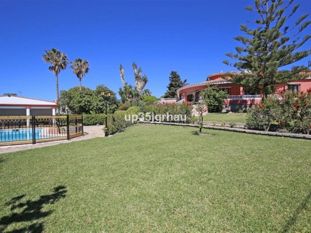 Villa con 8 Dormitorios  en Estepona