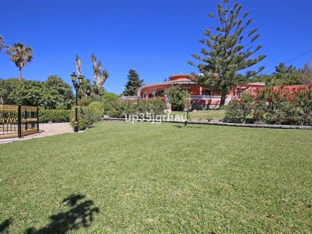 Villa con 8 Dormitorios  en Estepona