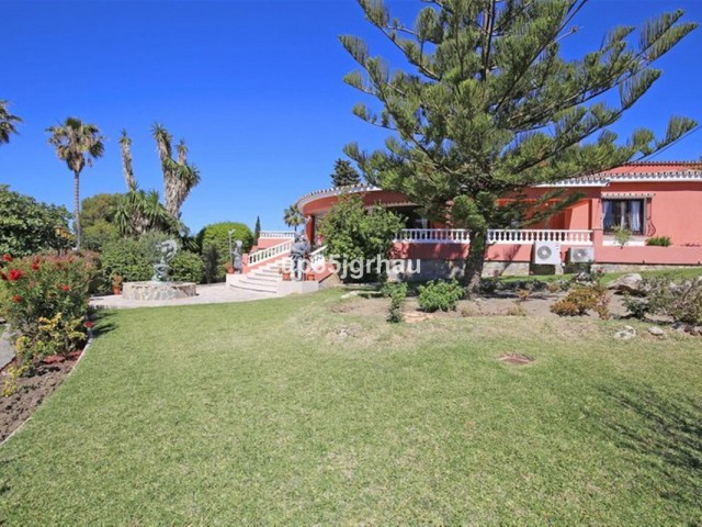 Villa con 8 Dormitorios  en Estepona