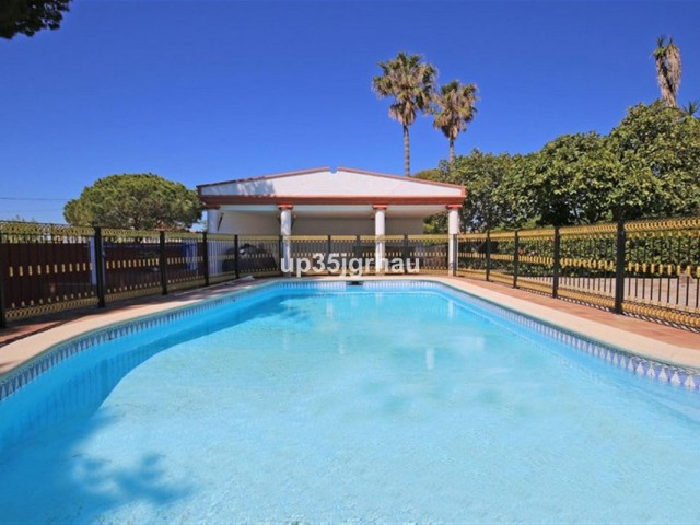 Villa con 8 Dormitorios  en Estepona
