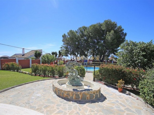 Villa con 8 Dormitorios  en Estepona