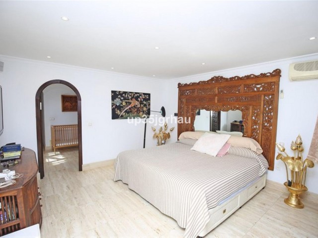 Villa con 8 Dormitorios  en Estepona