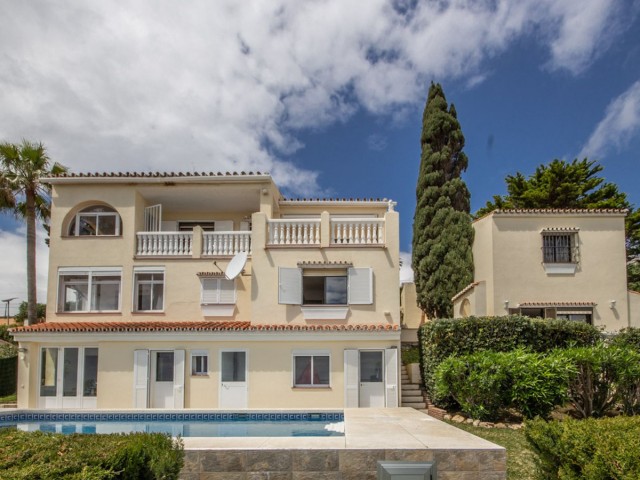 4 Soveroms Villa i Estepona