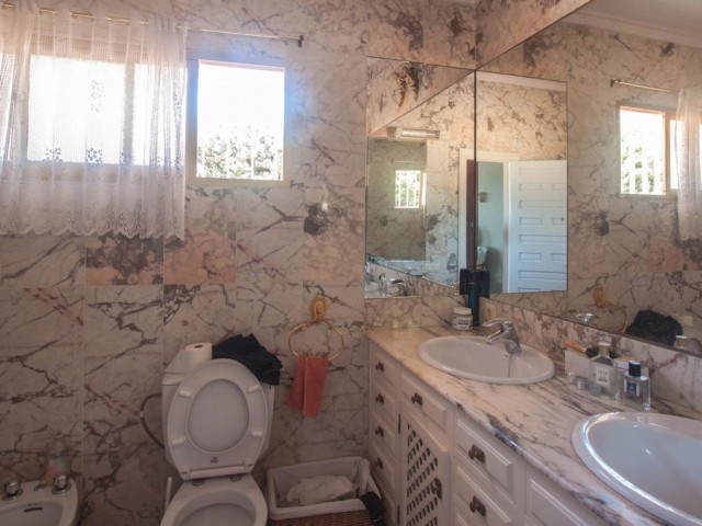 4 Soveroms Villa i Estepona