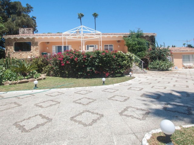 4 Soveroms Villa i Estepona