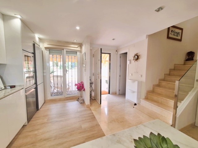 Apartamento con 2 Dormitorios  en Elviria