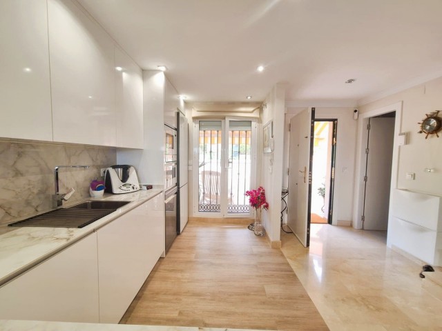 Apartamento con 2 Dormitorios  en Elviria