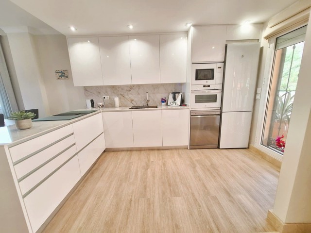 Apartamento con 2 Dormitorios  en Elviria