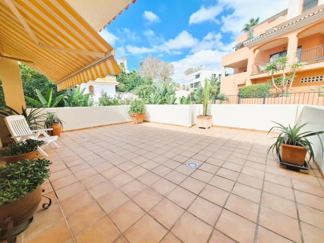 Apartamento con 2 Dormitorios  en Elviria