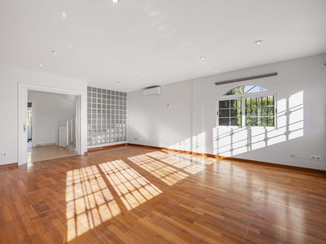 4 Bedrooms Villa in Nueva Andalucía