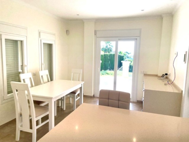 5 Soveroms Villa i Estepona