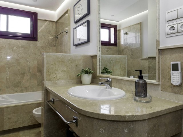 4 Bedrooms Townhouse in Benahavís