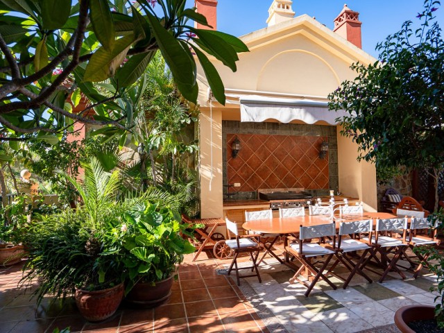 Apartamento con 5 Dormitorios  en Torrequebrada