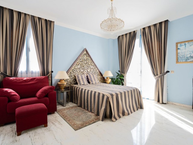 Apartamento con 5 Dormitorios  en Torrequebrada