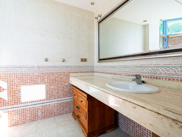 Apartamento con 5 Dormitorios  en Torrequebrada