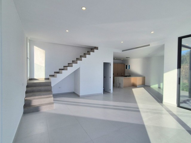 Villa con 3 Dormitorios  en Cerros del Aguila