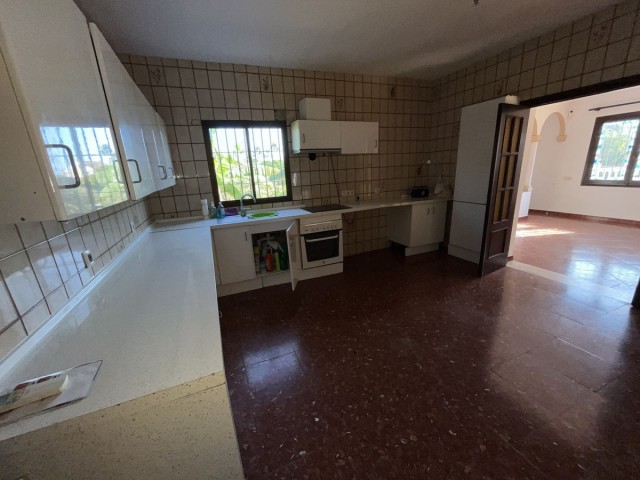 5 Soveroms Villa i Estepona