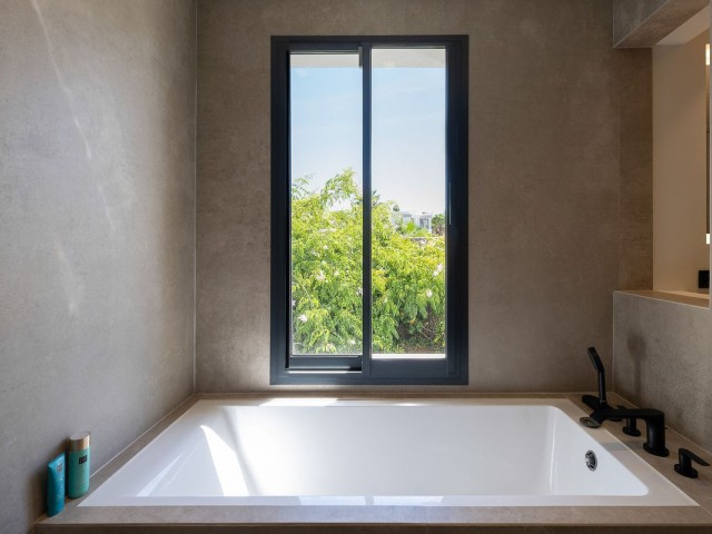 4 Bedrooms Villa in Nueva Andalucía