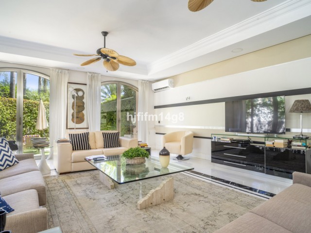 2 Bedrooms Apartment in Puerto Banús