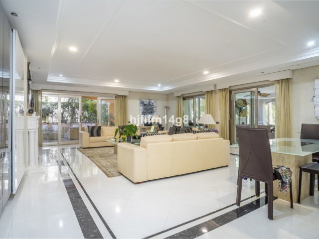 2 Bedrooms Apartment in Puerto Banús