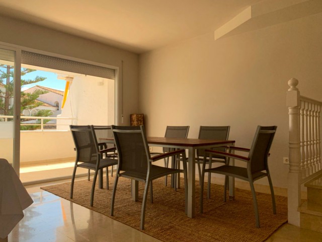 Apartamento con 4 Dormitorios  en Marbesa