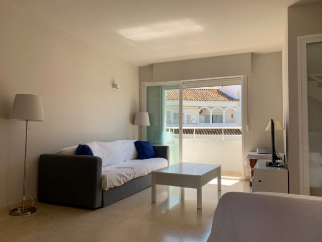 Apartamento con 4 Dormitorios  en Marbesa