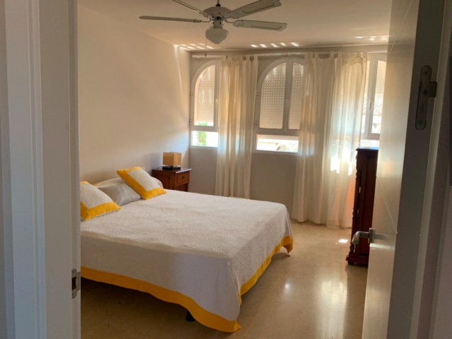 Apartamento con 4 Dormitorios  en Marbesa